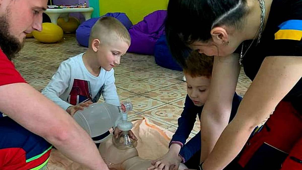 Медики навчали дітей, як надавати першу медичну допомогу (фото)