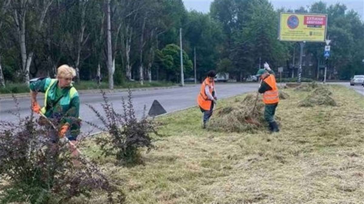 Запорізькі комунальники продовжують наводити лад у парках і скверах