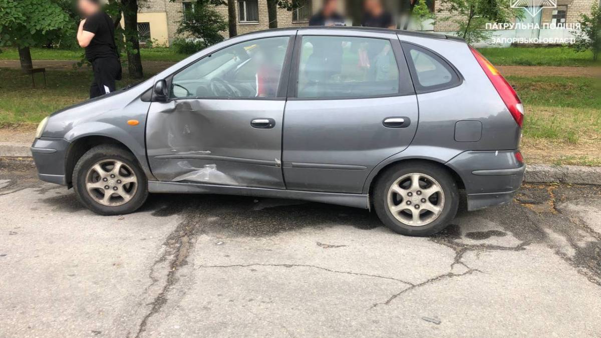 У Запоріжжі водій врізався у авто на стоянці, після чого втік з місця ДТП