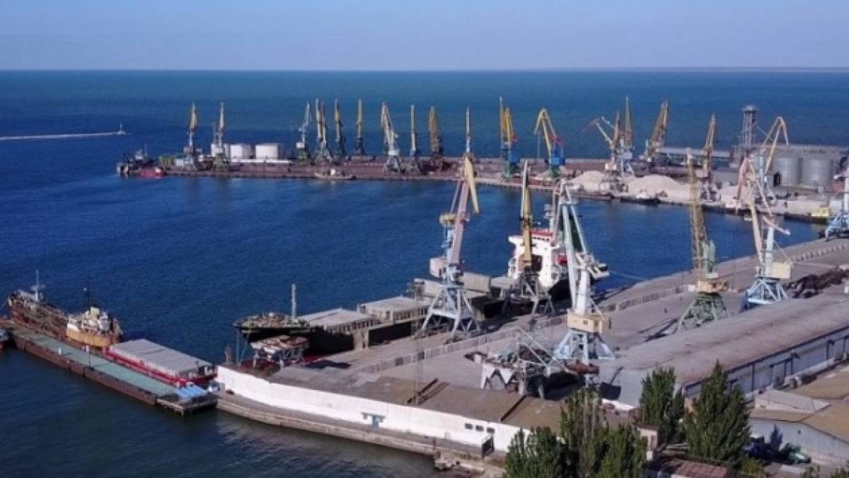 До порту окупованого Бердянська зайшли три великі кораблі: будуть вивозити награбоване