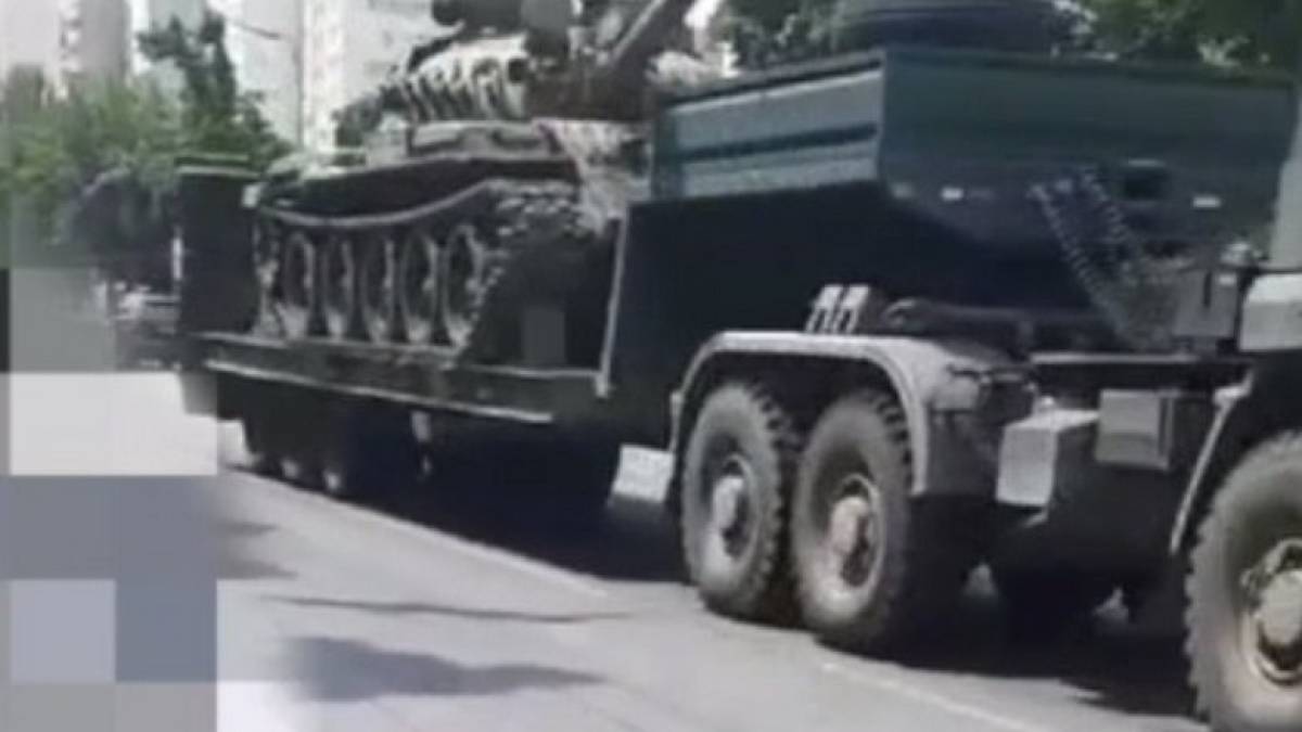 Із Запорізької області рашисти вивозять свої підбиті танки