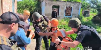 На Запоріжжі з постійно обстрілюваного ворогом села евакуювали багатодітну родину