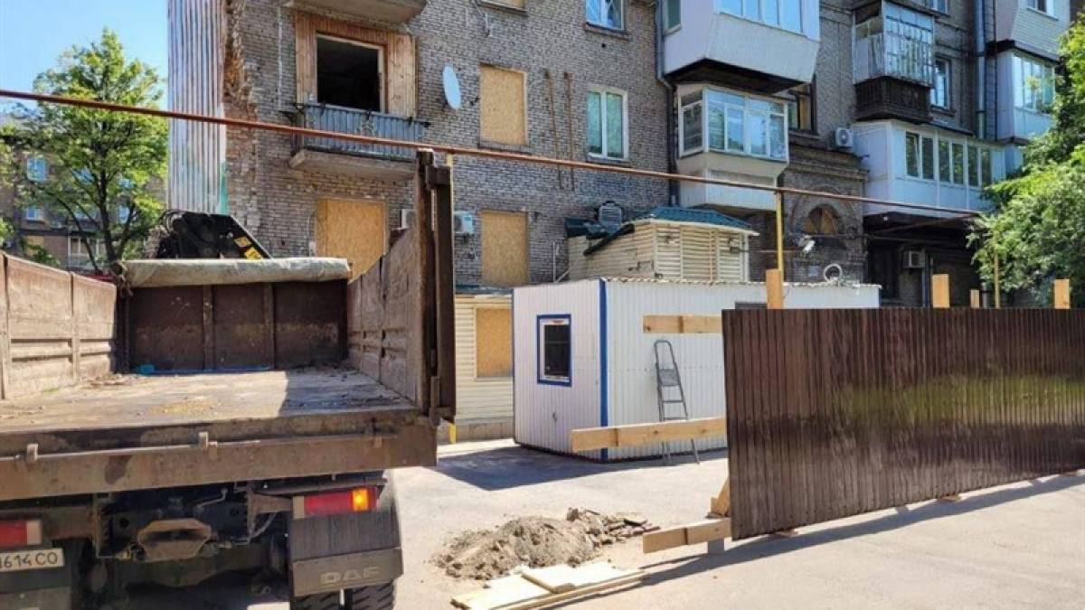 Як у Запоріжжі відновлюють зруйновані ракетами багатоповерхівки