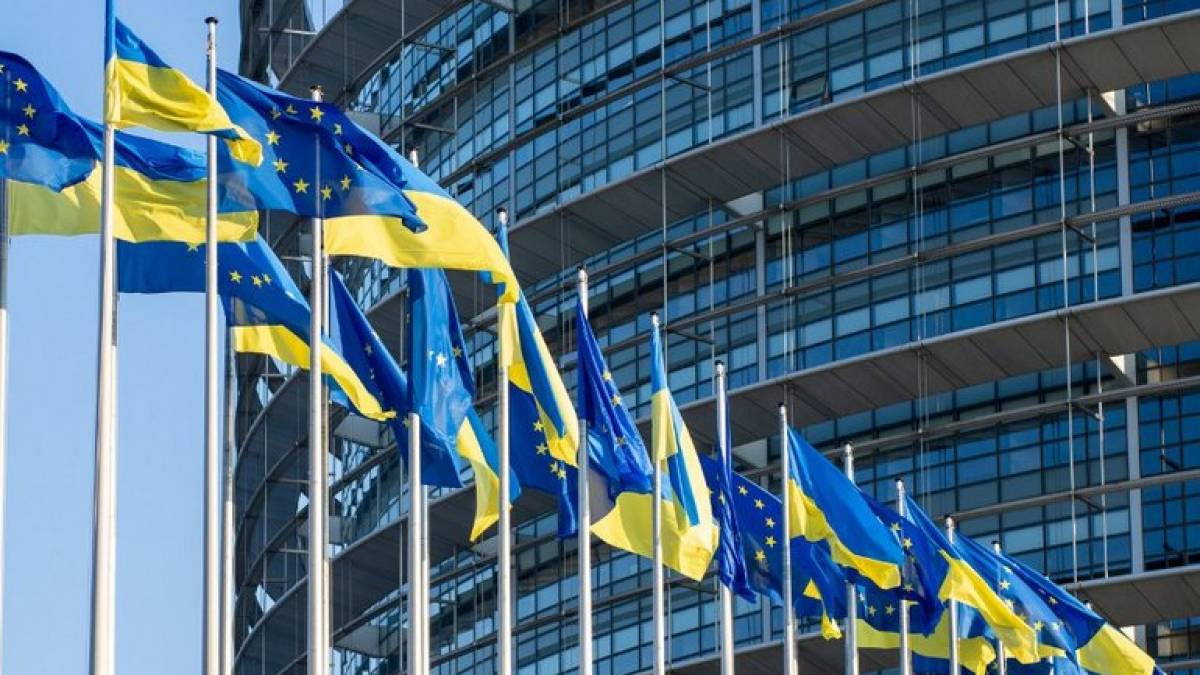 ЄС допомагає Україні долати наслідки руйнування дамби Каховської ГЕС