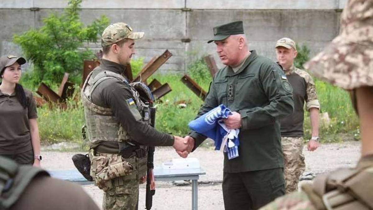 Гвардійцю, якого Україна знає як Запорізького месника, командувач Нацгвардії вручив вишиванку