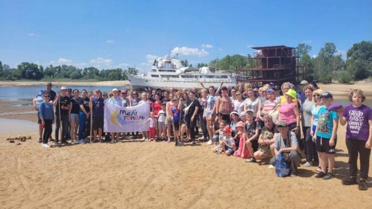 Мешканці Мелітополя на знак подяки Запоріжжю прибрали берег Дніпра
