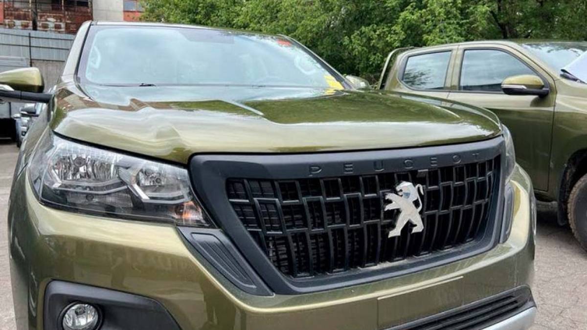 У Запоріжжі кримські татари передали 5 пікапів Peugeot landtrek бійцям бригади «Кара-Даг»
