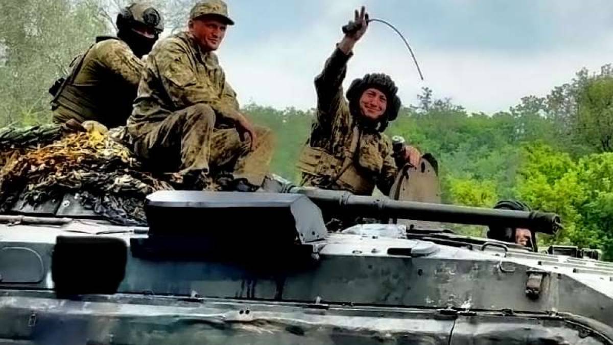 Десантники звільняють рідну Батьківщину від ненависних окупантів (фото)