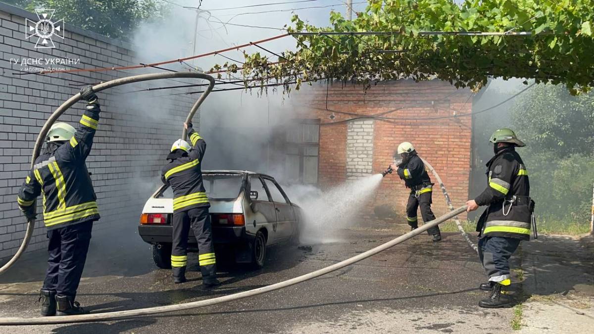 У Запоріжжі горіли балкон багатоповерхівки та “Таврія”