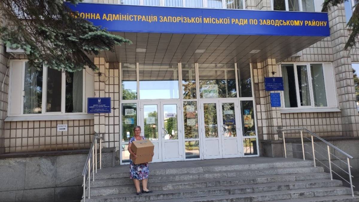 У Запоріжжі мешканці постраждалих від обстрілів будинків отримують гуманітарну допомогу