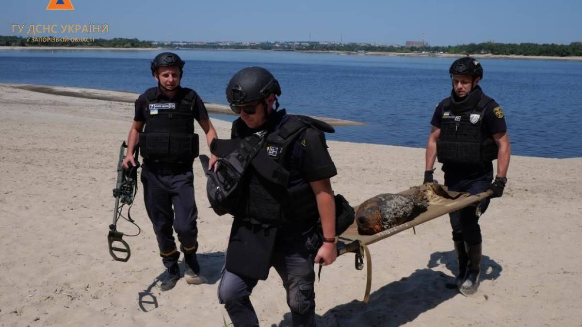 Запорізькі піротехніки знищили авіабомбу часів минулих війн (фото)