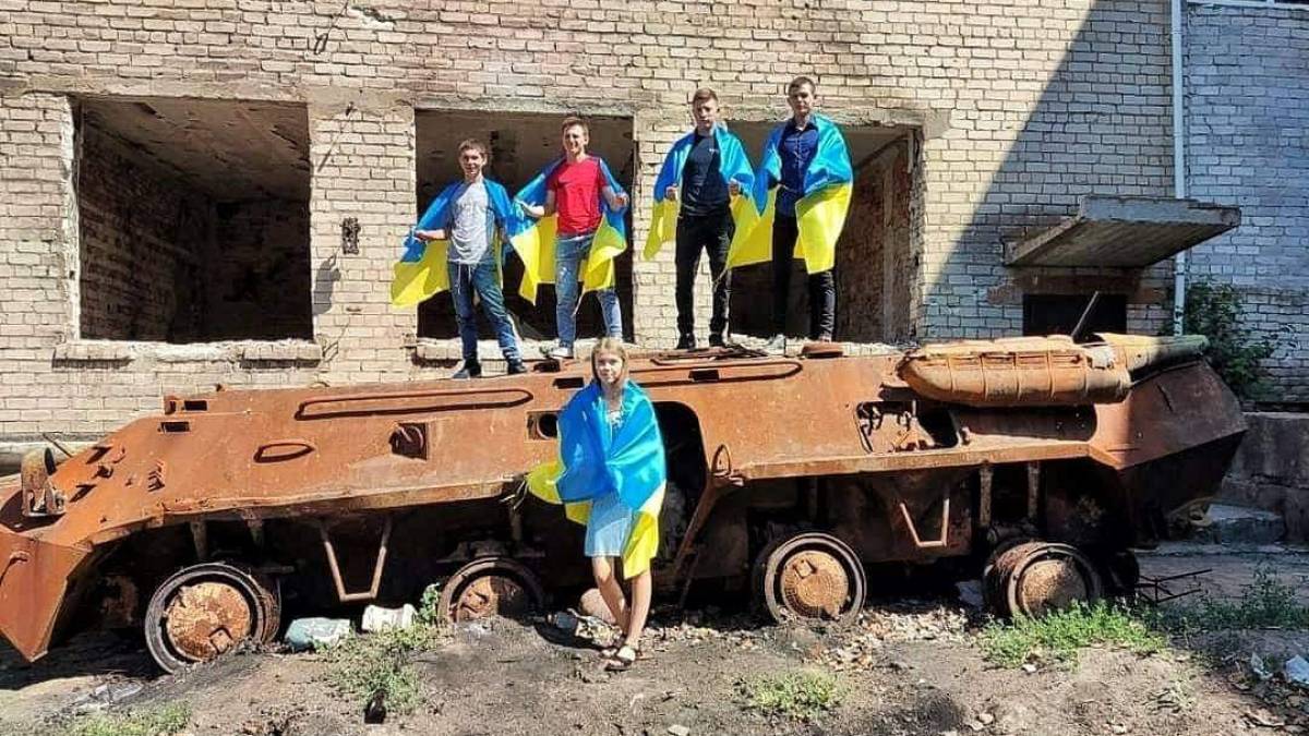Не вальси звучать на українських випускних вечорах, а ворожі обстріли