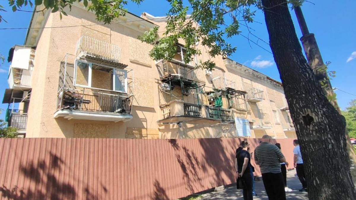 У Запоріжжі почалися роботи по відновленню багатоповерхівки, яка першою постраждала від російських ракет