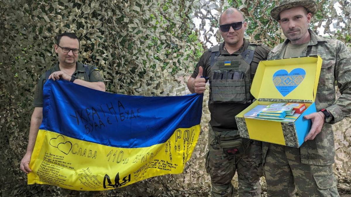Захисникам Запорізького краю гімназисти передали солодку аптечку від поганого настрою