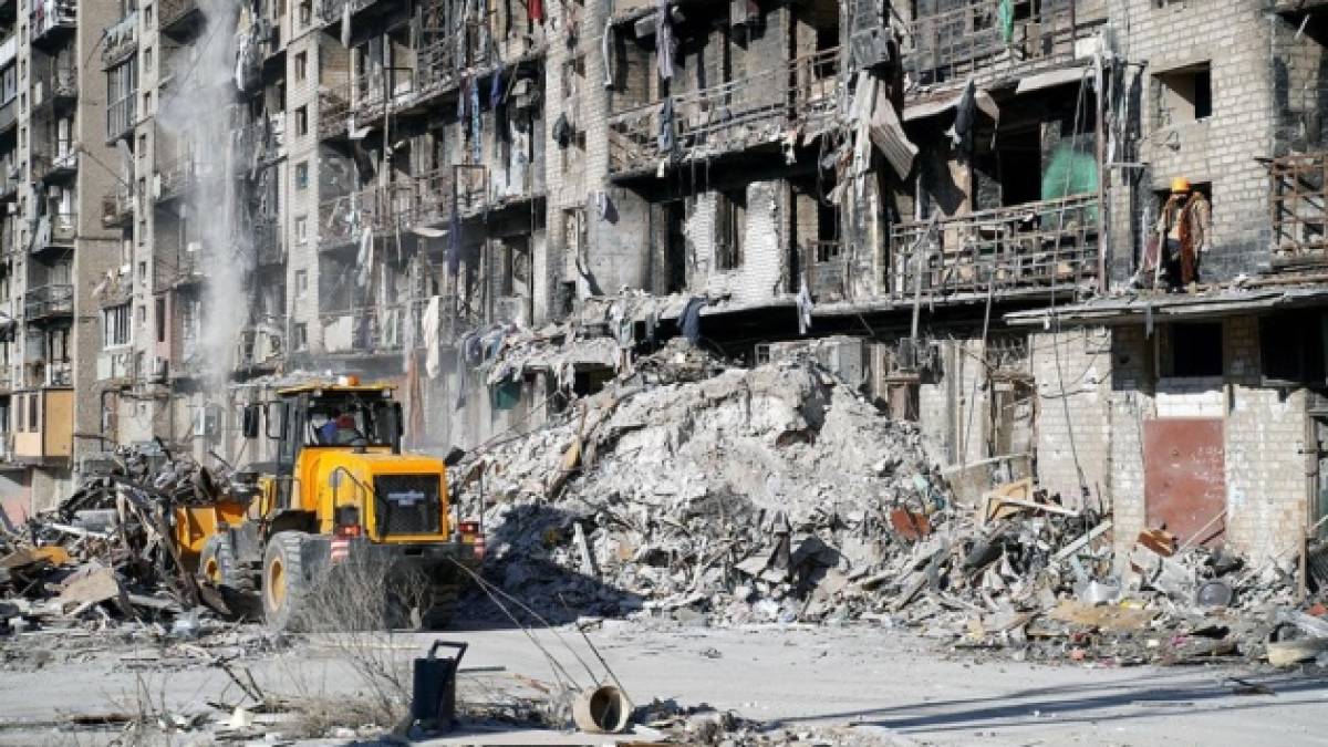 російські окупанти зносять житлові будинки у Маріуполі