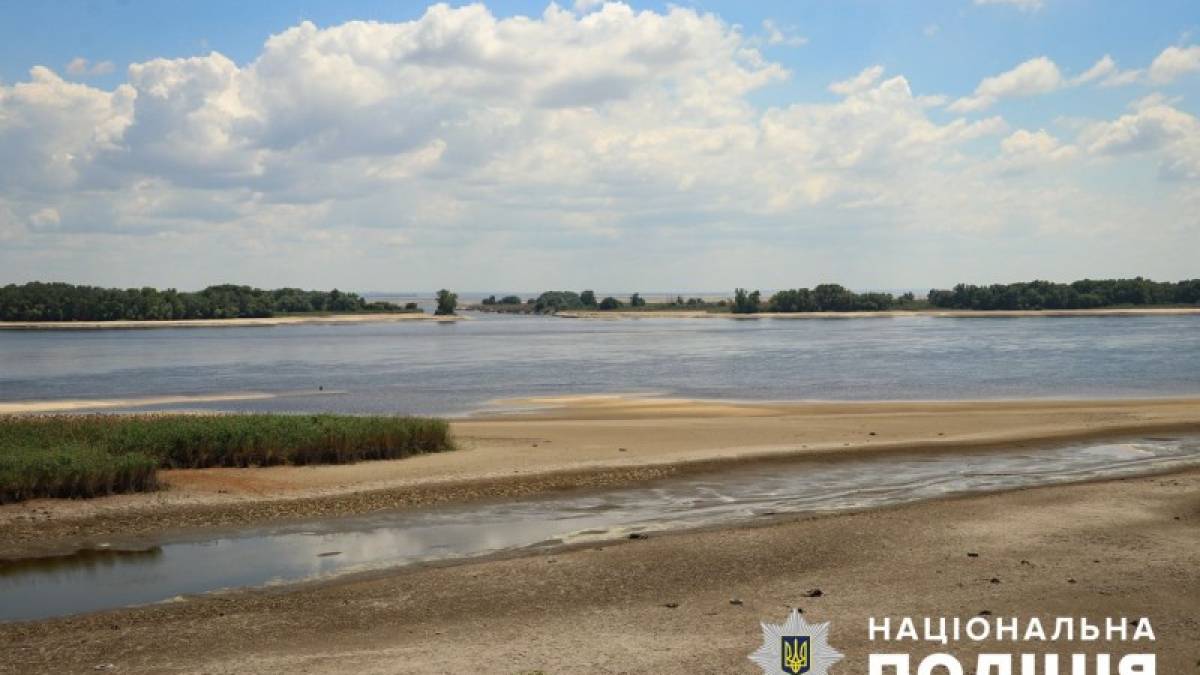 Запорізькі поліцейські на березі Дніпра спіймали 11 «чорних археологів» (відео)