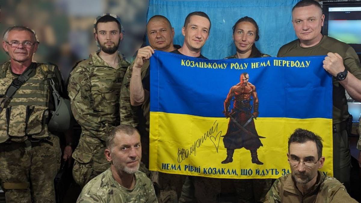 Захисникам Запоріжжя передали прапори України, підписані Головнокомандувачем ЗСУ Валерієм Залужним