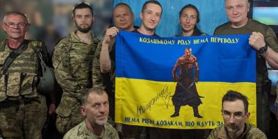 Захисникам Запоріжжя передали прапори України, підписані Головнокомандувачем ЗСУ Валерієм Залужним