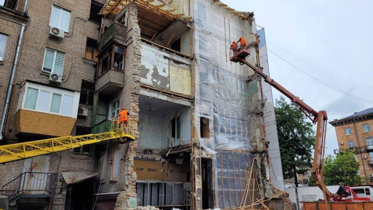 У Запоріжжі активно відбудовують чотири зруйновані російськими ракетами багатоповерхівки