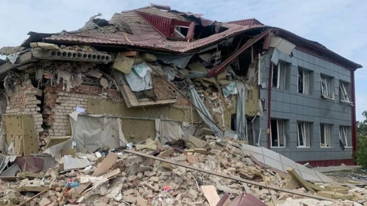 На Запоріжжі рашисти ракетами зруйнували гімназію у Комишувасі
