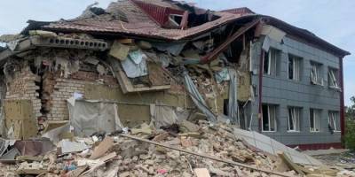 На Запоріжжі рашисти ракетами зруйнували гімназію у Комишувасі