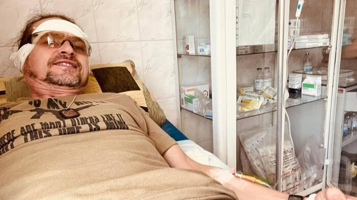 Втратив слух: популярний співак опинився в лікарні