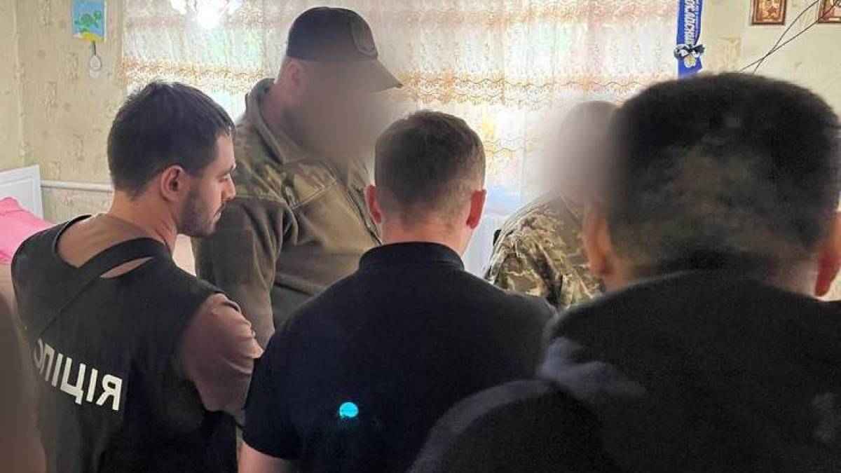 Запорізькі кіберполіцейські затримали шахрая, який ошукав військових на мільйон гривень