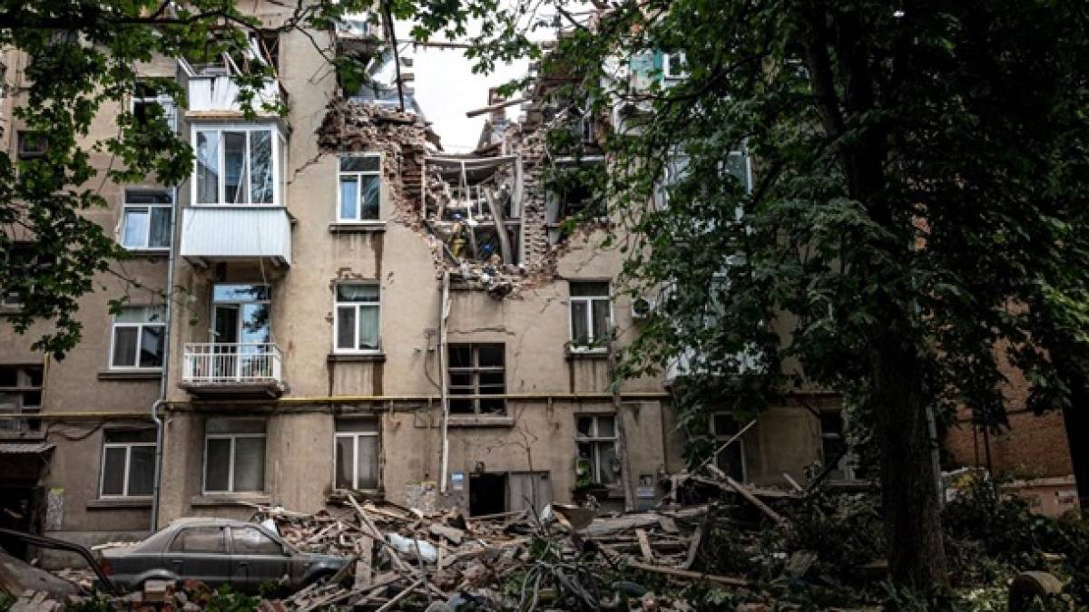 росія дронами атакувала у Сумах будівлю СБУ