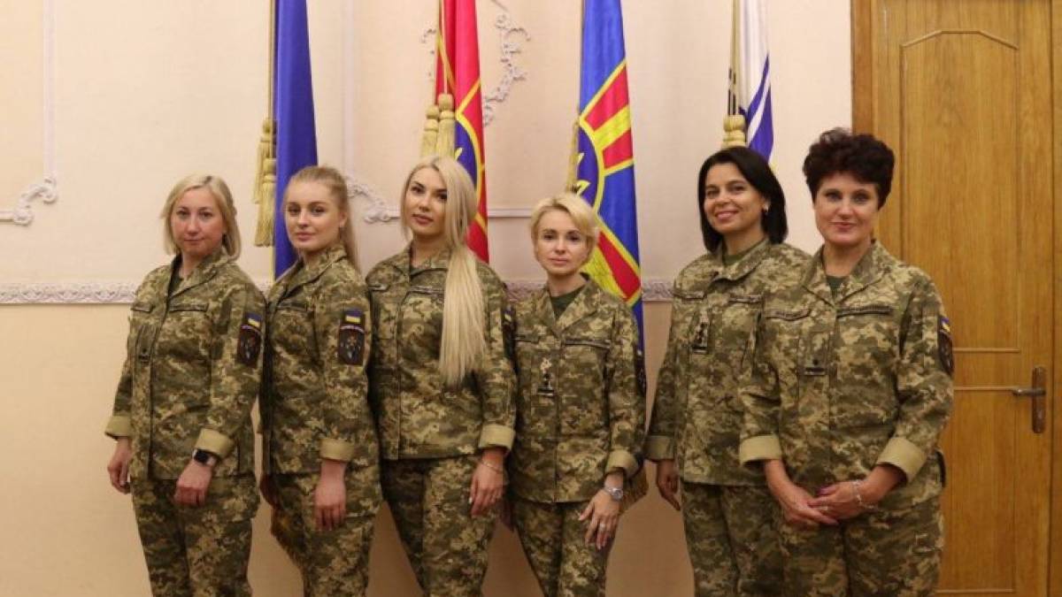 У Міноборони презентували нову форму одягу для жінок, фото