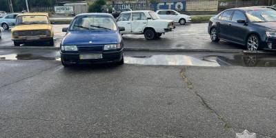 У Запоріжжі водій на Жигулях наїхав на три припарковані автівки