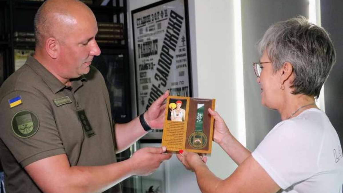 У Запоріжжі багаторазова чемпіонка світу з гирьового спорту подарувала бійцям Нацгвардії свою медаль