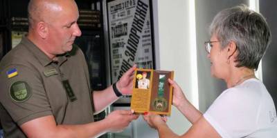 У Запоріжжі багаторазова чемпіонка світу з гирьового спорту подарувала бійцям Нацгвардії свою медаль