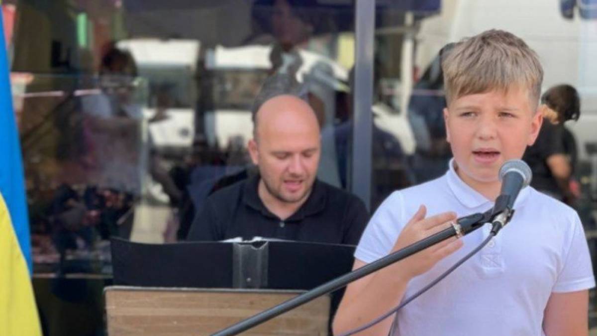 Дев’ятирічний хлопчик зібрав співами вже 2,5 мільйона гривень для ЗСУ