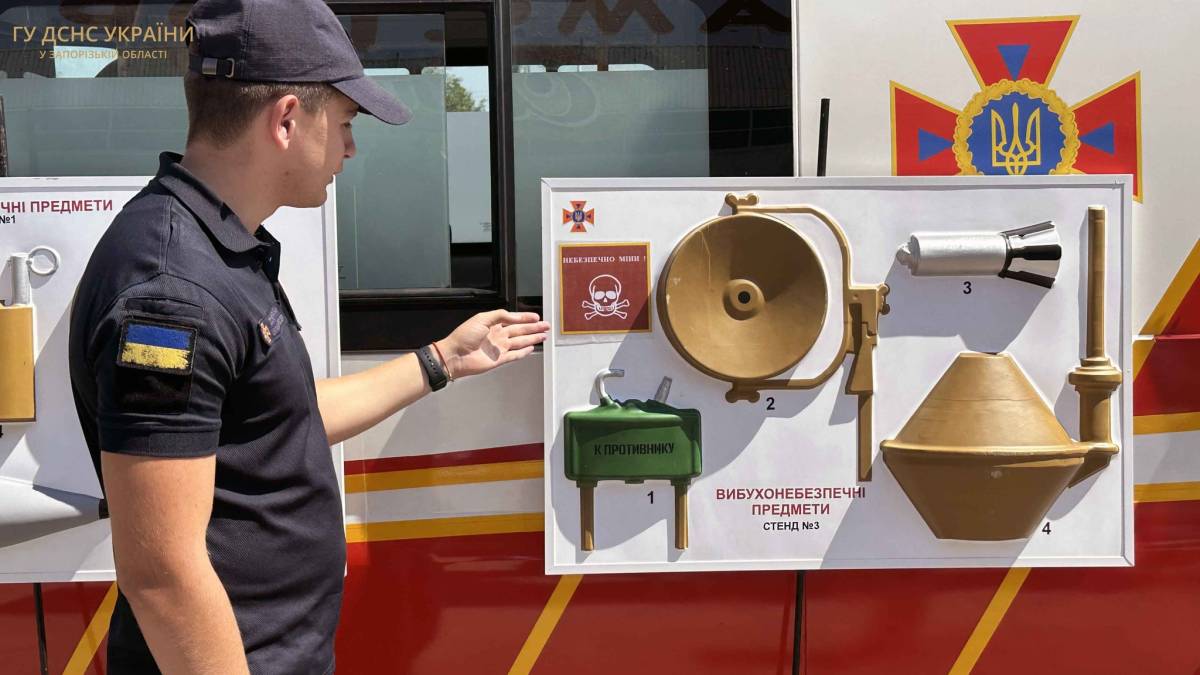 Фахівці ДСНС розгорнули пересувний мобільний клас з мінної безпеки (фото)