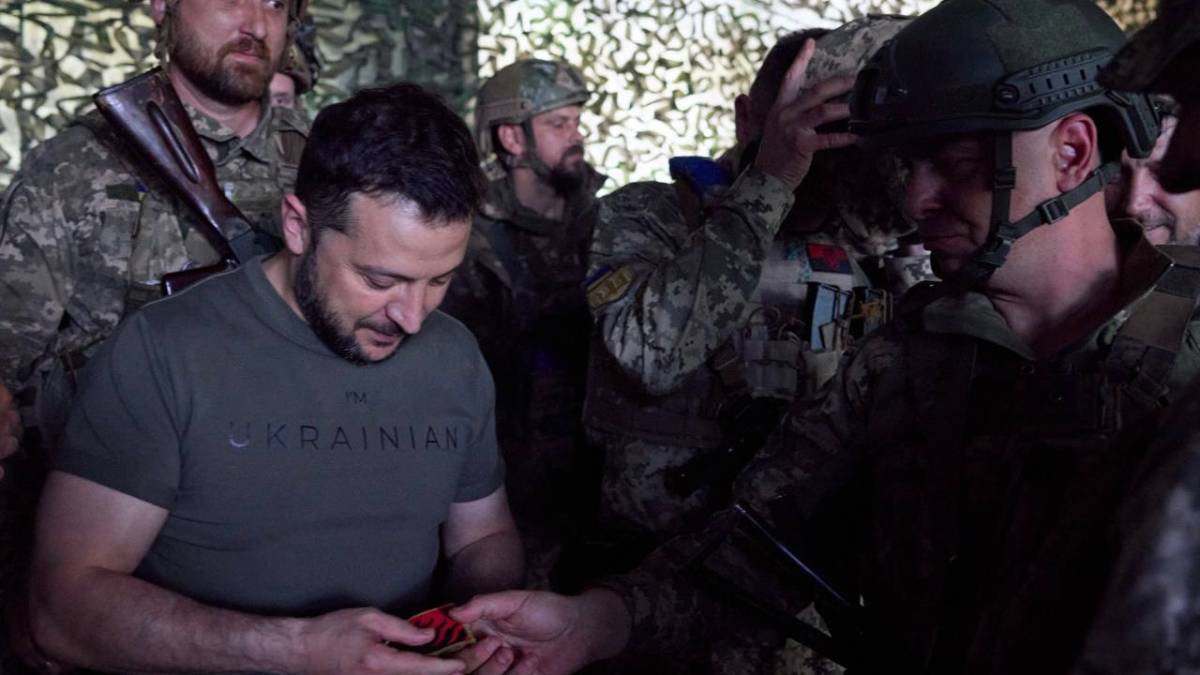 Володимир Зеленський показав шеврон, який йому вручила бригада «Запорізька Січ»