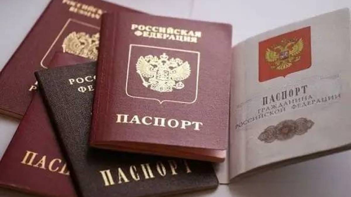 На Запоріжжі окупанти видають повістки молоді, яка отримала паспорти рф