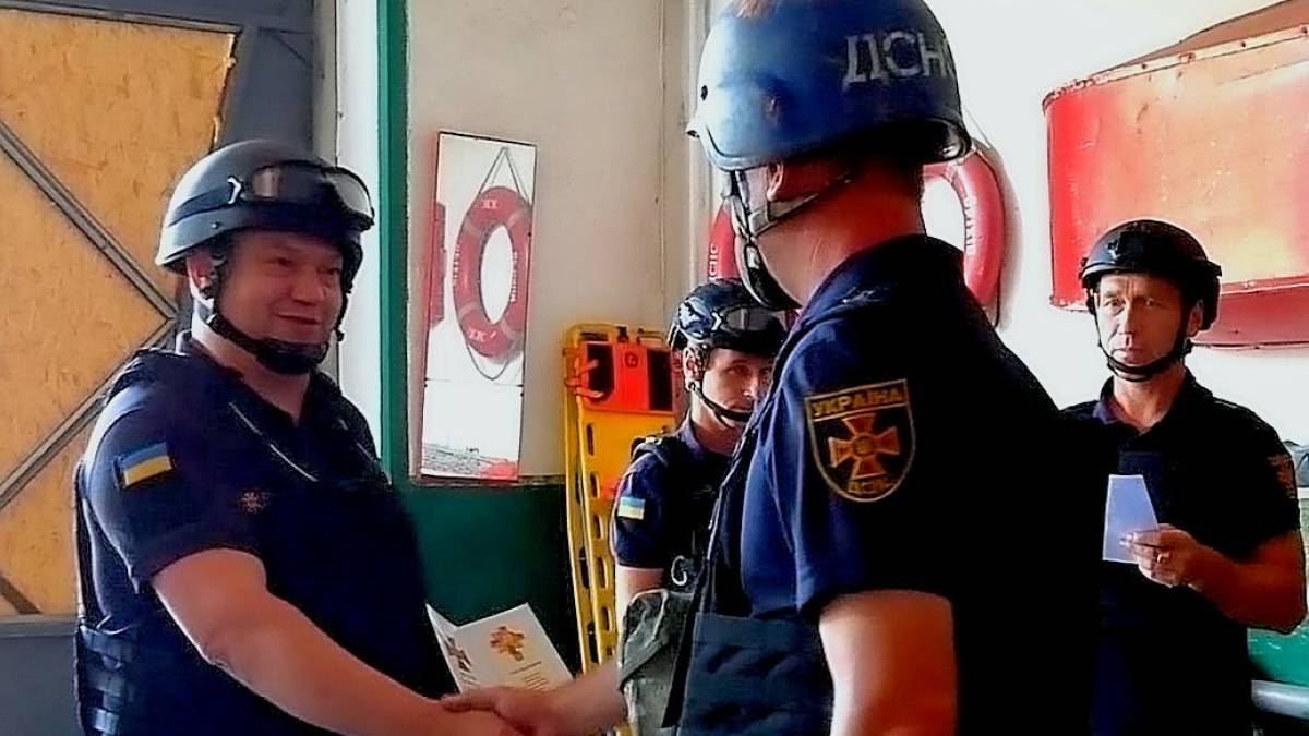 Рятувальники ДСНС, які несуть службу у прифронтовому Оріхові, отримали нагороди (фото)