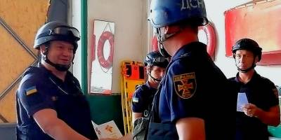 Рятувальники ДСНС, які несуть службу у прифронтовому Оріхові, отримали нагороди (фото)