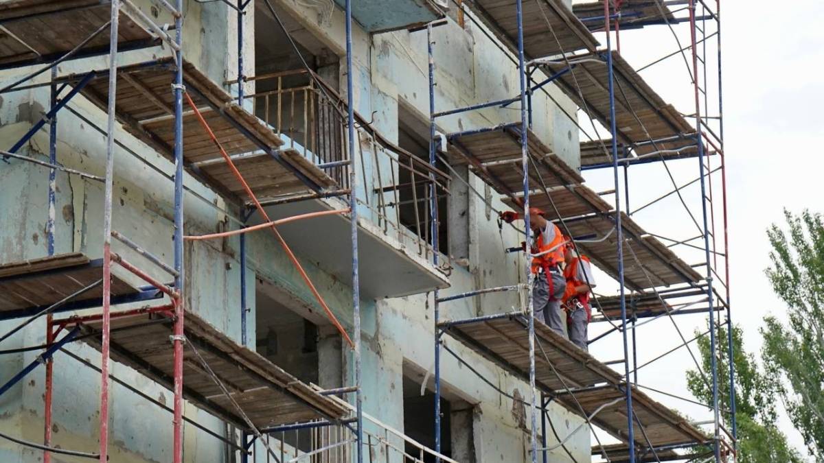 У Запоріжжі відновлюють постраждалі від ворожих ракет багатоповерхівки (фото)