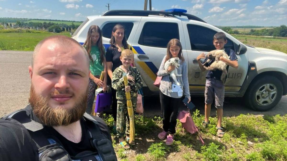 З Гуляйполя поліцейські евакуювали багатодітну родину разом із їхніми домашніми тваринами