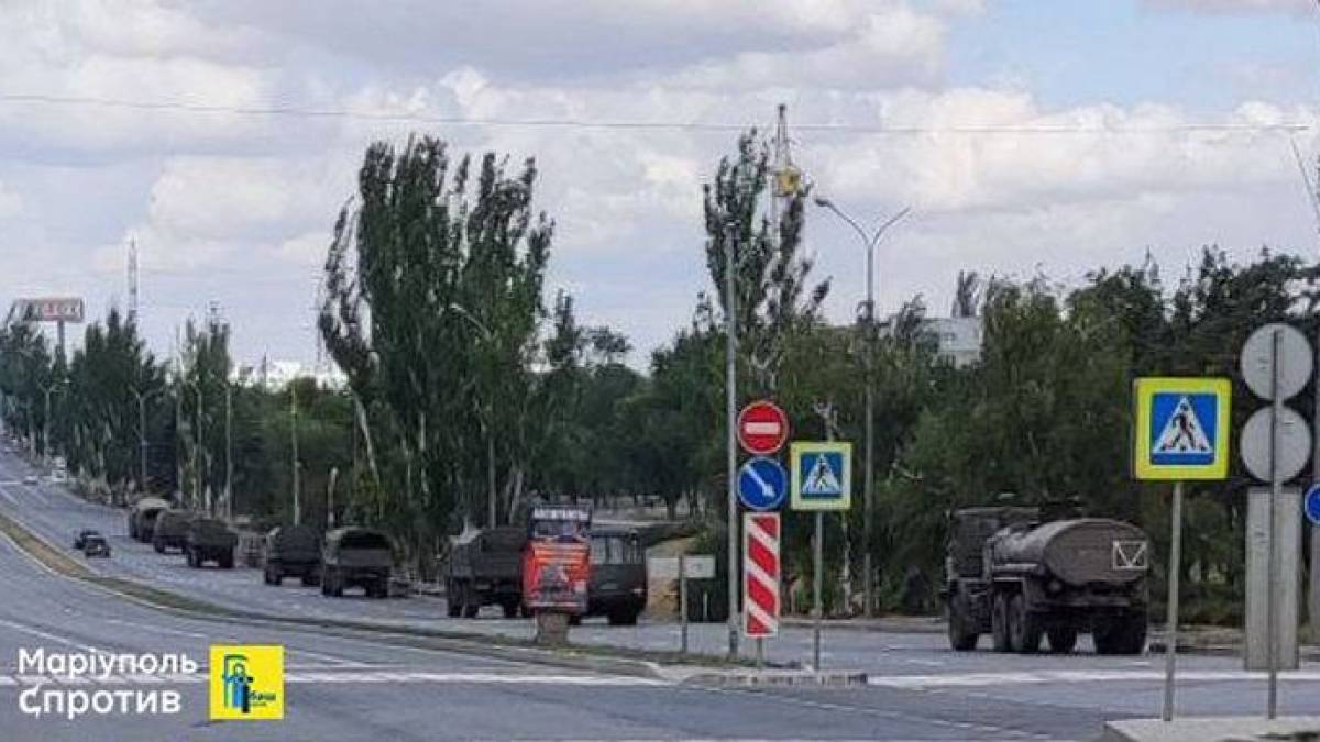 У бік Бердянська через Маріуполь пройшли 2 колони техніки ворога