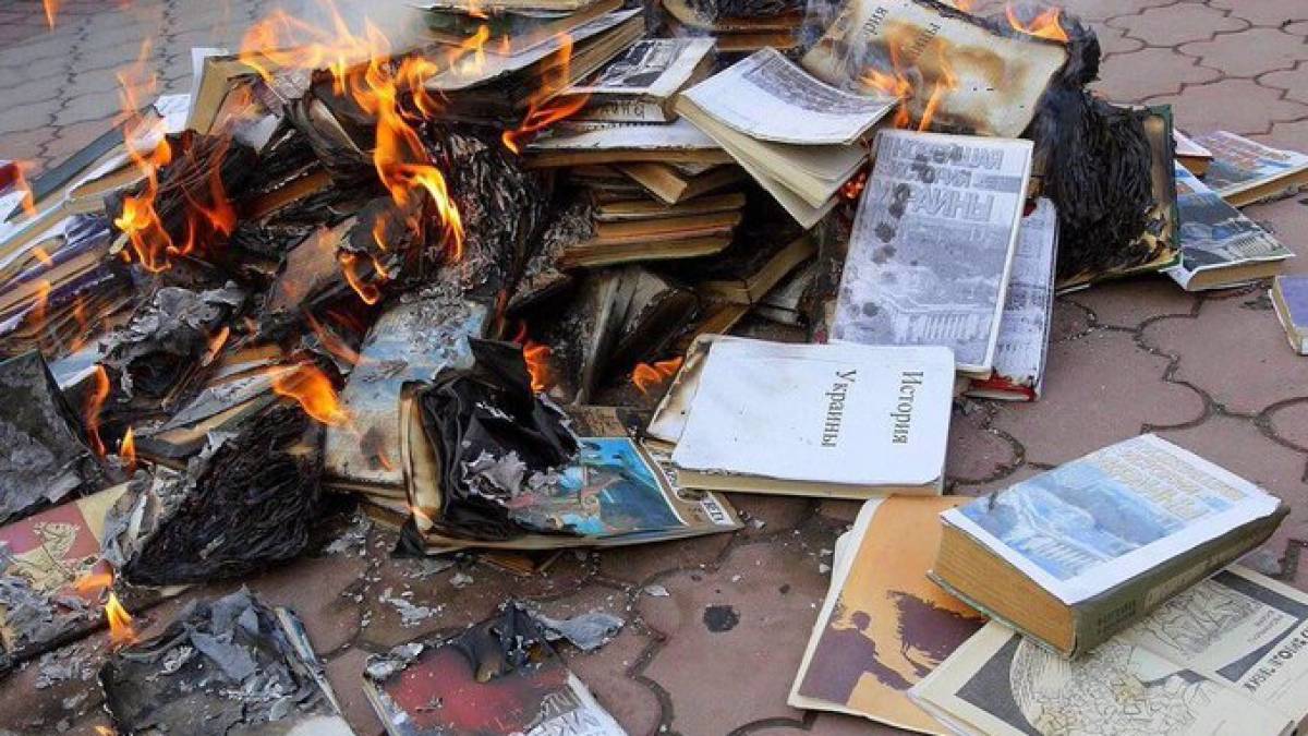 У Запорізькій області окупанти замінюють українські книги російським непотрібом