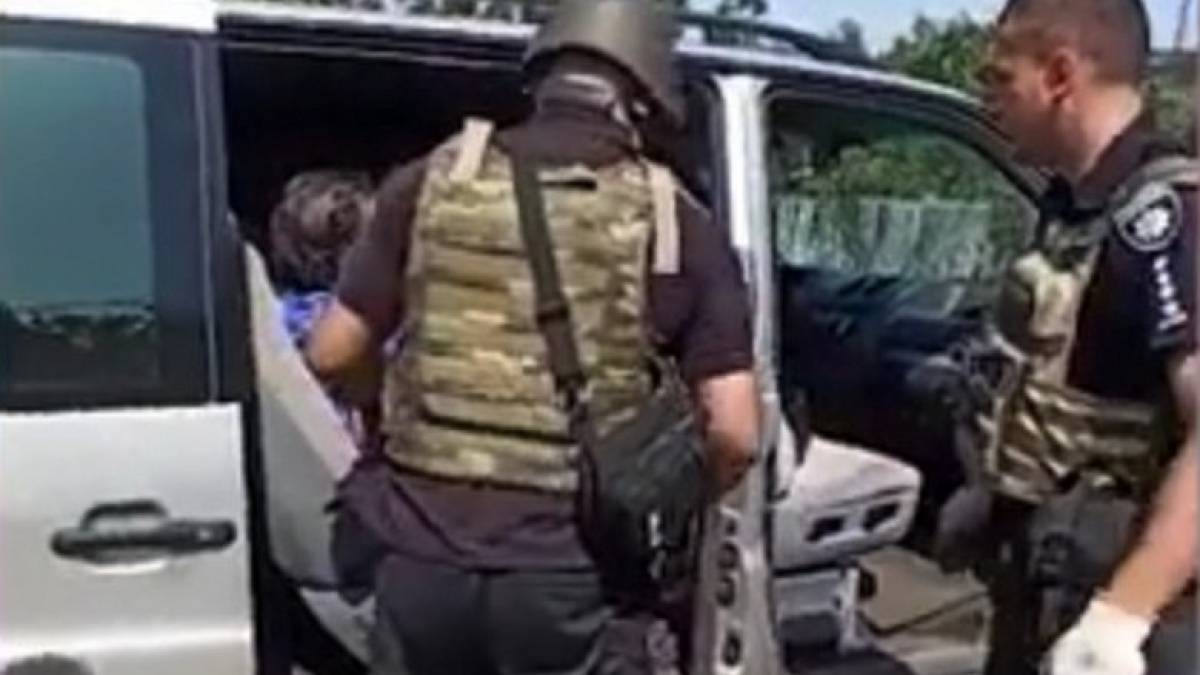 На Запоріжжі триває евакуація з Преображенки: поліцейські вивезли з-під обстрілів літнє подружжя