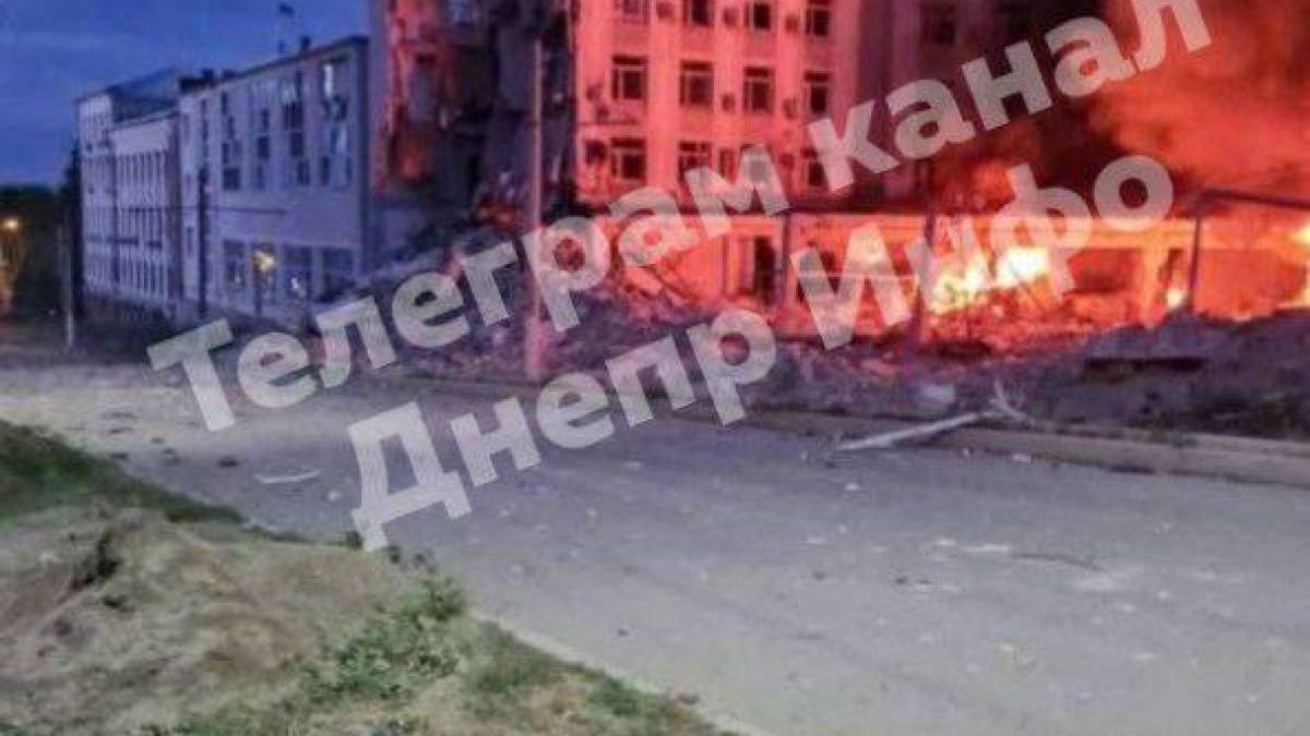 Дніпро: російські терористи поцілили в багатоповерхівку