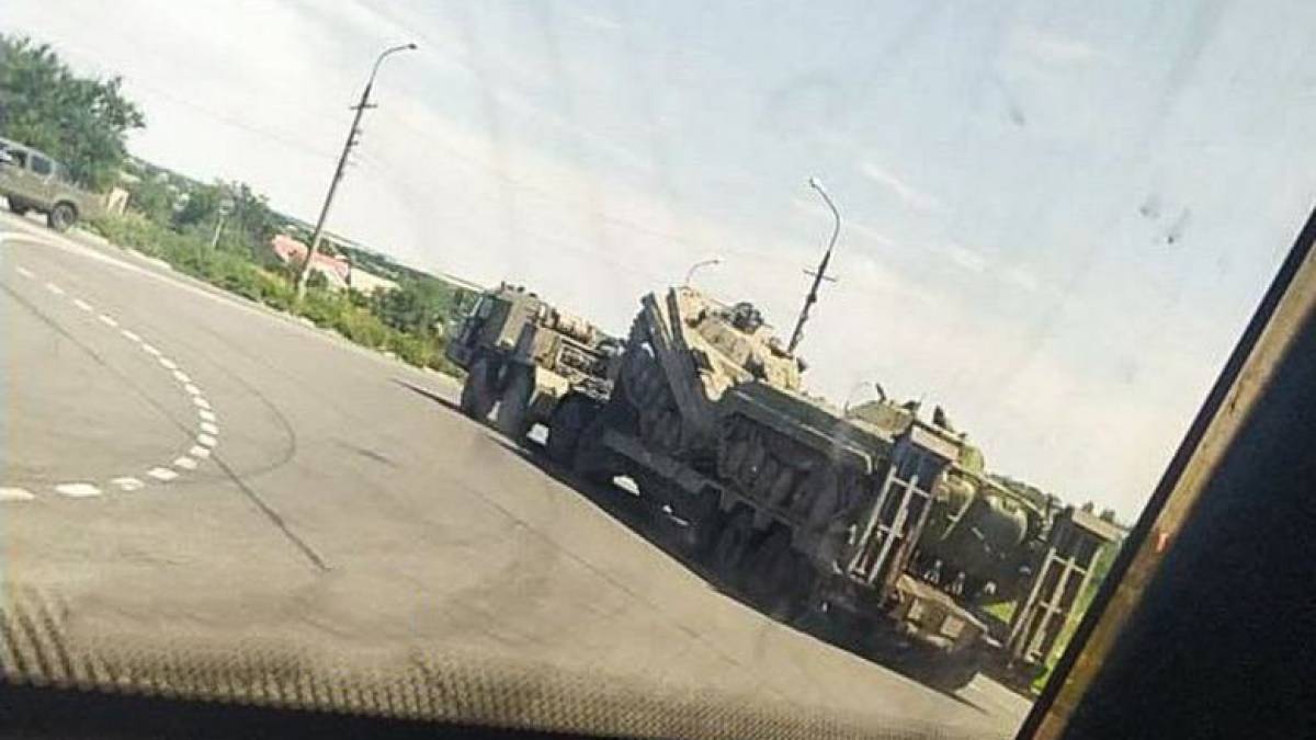 У бік Бердянська ворог переміщає через Маріуполь важке озброєння