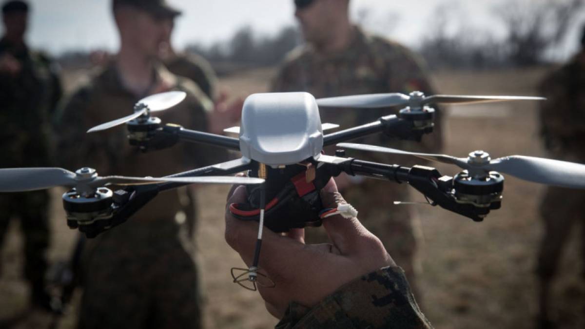 На Запорізькому напрямку ударний дрон вночі знищив ворожу БМП (відео)
