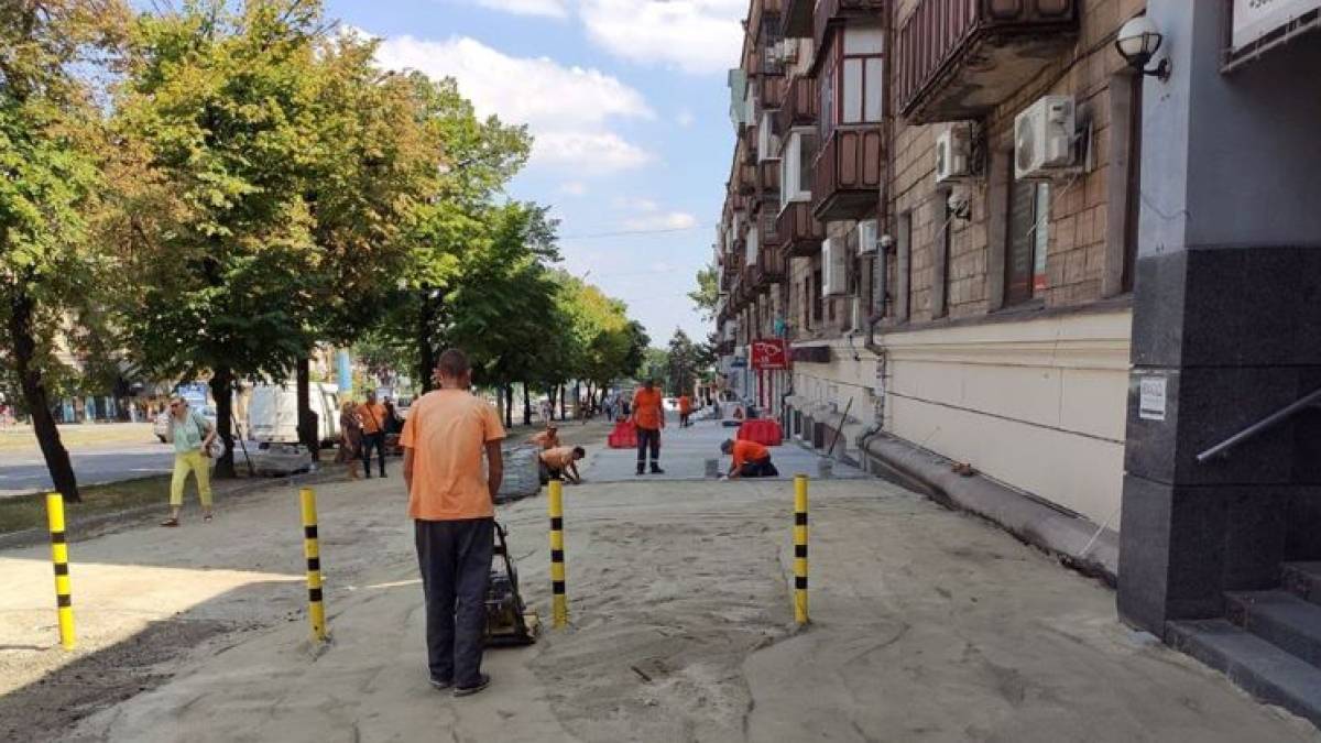 У Запоріжжі нова тротуарна плитка “попливла” після першого ж дощю