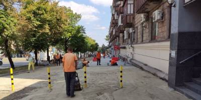У Запоріжжі нова тротуарна плитка “попливла” після першого ж дощю