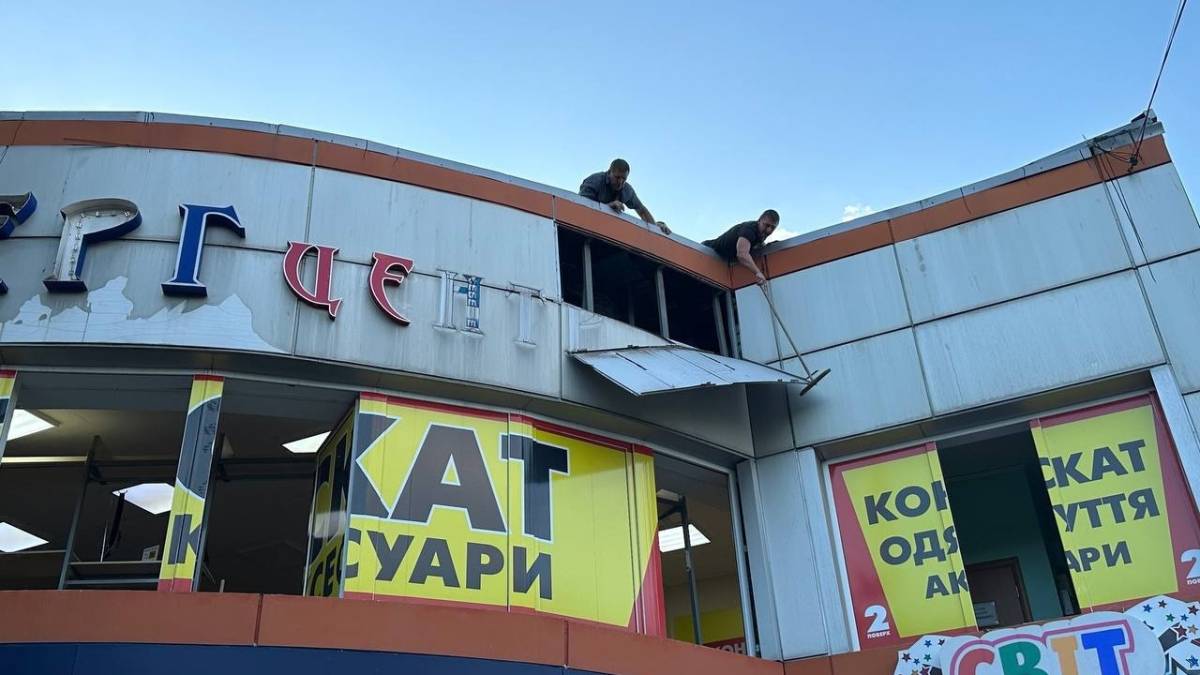 У Запоріжжі міські служби ліквідують наслідки ворожого ракетного удару  – фото, відео