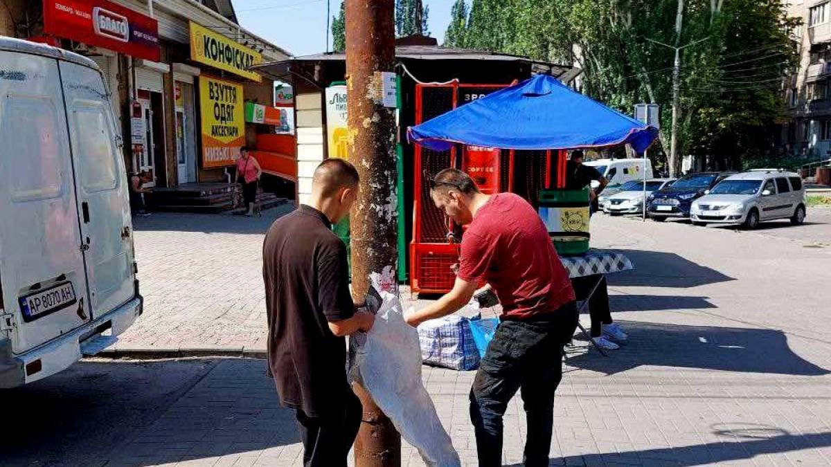 В Запоріжжі не зупиняються роботи з очистки електроопор